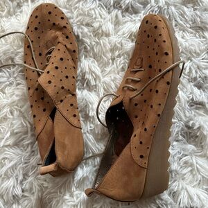 The Flexx Run Crazy Too nubuck perforated lace-up wedge shoes 8